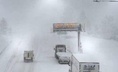 Kaliforni/ Stuhia e fortë e borës bllokon shtëpitë dhe bizneset (VIDEO)