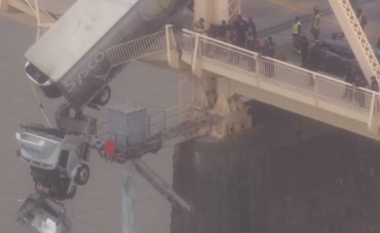 Kamioni  mbeti i varur mbi urë pas një aksidenti, shpëtohet shoferja (VIDEO)