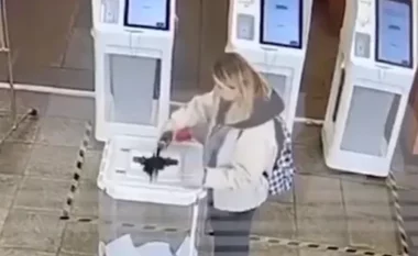 Hedh bojë në një kuti votimi në Moskë, gruaja arrestohet menjëherë nga policia