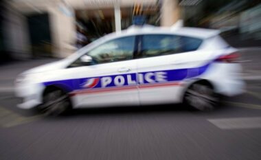 Francë/ 8-vjeçari kërcënoi me thikë mësuesen dhe oficerët e policisë, prindërit mohojn akuzat