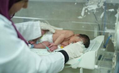 OBSH: Numri i foshnjeve në prag të vdekjes nga uria në Gaza sa vjen e rritet