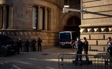 Përplasen me një kamion, vdesin 6 persona në Spanjë, mes tyre dy policë