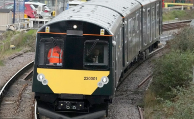 Sulm i përgjakshëm në një tren në Londër, plagoset rëndë me thikë 20-vjeçari (VIDEO)