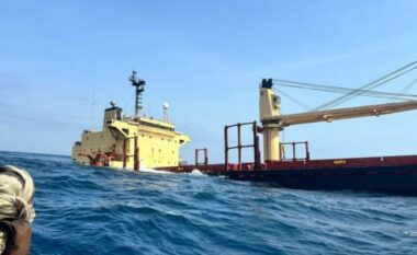 Anija e sulmuar nga rebelët Houthi, fundoset në Detin e Kuq