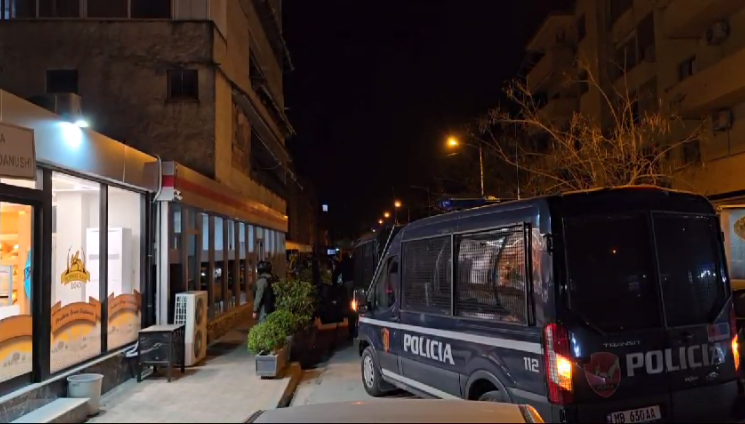 VIDEO/ FNSH zhvillojn aksion 'blic' në Vlorë, disa të shoqëruar - Albeu.com