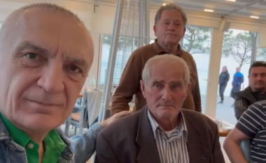 VIDEO/ Ilir Meta takon babanë e Fredi Belerit në Himarë: Do bëj kërkesën për të vizituar të rrëmbyerin politik në një vend anëtar të NATO-s