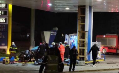 VIDEO / Aksident i rëndë në Durrës, makina përplaset me karburantin, 2 persona në gjendje kritike