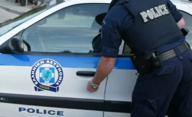 Sulmoi partneren dhe e plagosi rëndë në kokë, arrestohet shqiptari në Greqi
