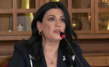 Drejtoresha e AKSH-it, Mirlinda Karçanaj në SPAK, merret në pyetje mbi hetimet për kreun e ARRSH, Evis Berberi