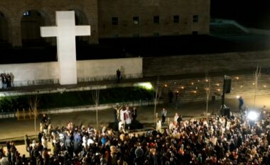 Besimtarët katolikë kremtuan “Udhën e Kryqit” në Tiranë