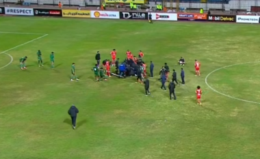 VIDEO / Lojtari në Egjipt pëson atak në zemër në mes të ndeshjes, zemra e tij ndaloi për më shumë se një orë