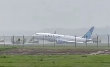 Piloti humbet kontrollin, avioni përfundon jashtë pistës së aeroportit (VIDEO)