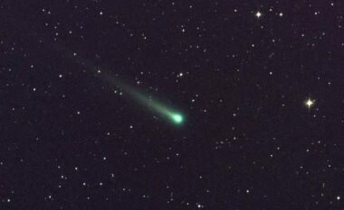 Kometa që kalon pranë Tokës një herë në 71 vjet, e dukshme në qiellin e natës