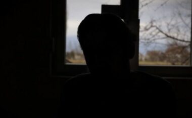 “Më gjetën duke u larë dhe më p*rdhunuan në grup”, shqiptarja nga Kosova rrëfën tmerrin që përjetoi në duart e serbëve