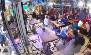 VIDEO/ Shtatë të shtëna, momentet e tmerrit në Frosinone, klientët shtrihen poshtë tavolinave t’i shpëtojnë plumbave të shqiptarit