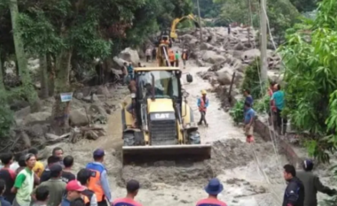 Indonezi/ Përmbytje vdekjeprurëse, 18 të vdekur dhe 5 persona të zhdukur
