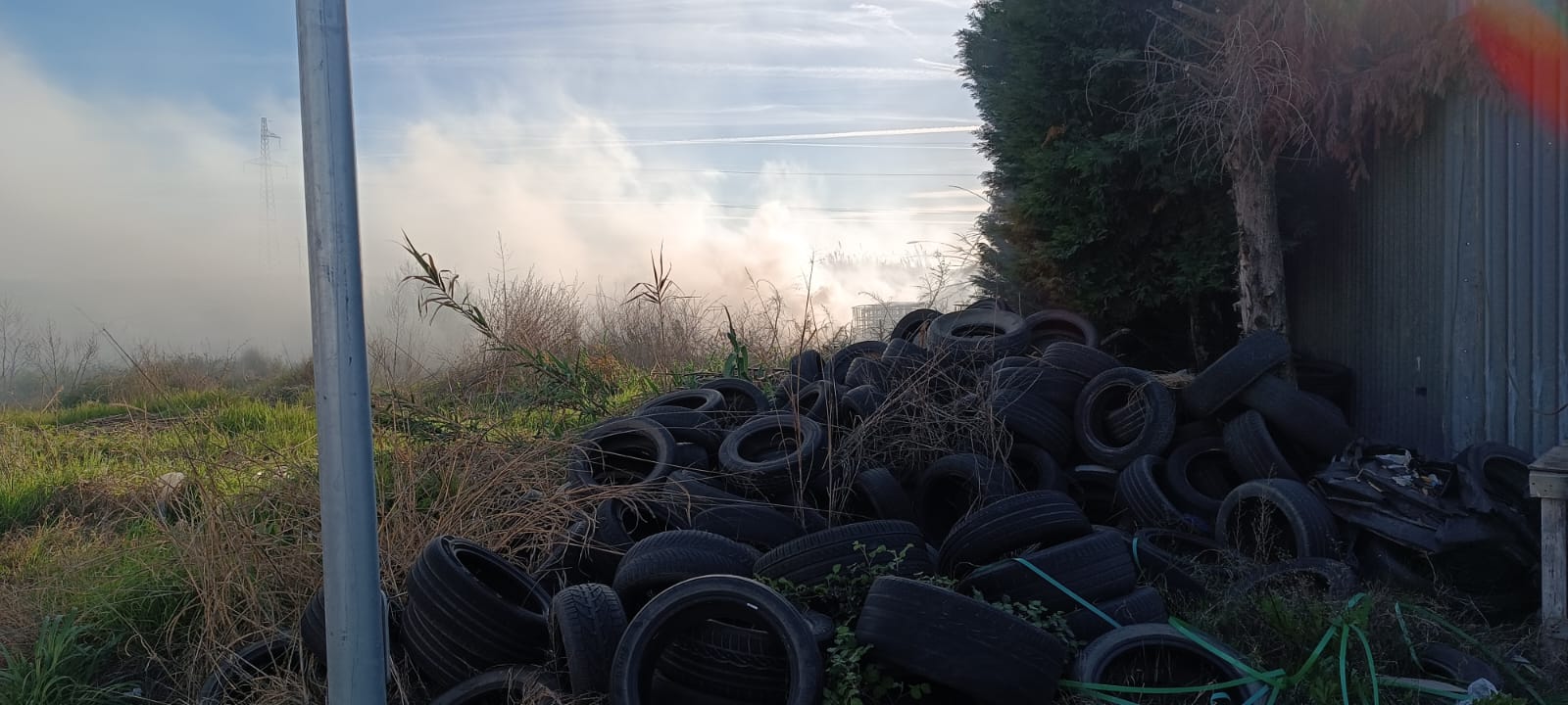 FOTO/ Flakët dhe tymi i zi “pushtojnë” autostradën në Lushnje, forcat zjarrfikëse ndërhyjnë për shuarjen e zjarrit