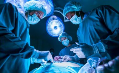SHBA/ Për herë të parë, transplantohet veshka e derrit të modifikuar gjenetikisht te pacienti