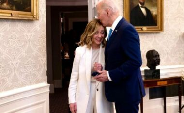 Presidenti Biden puth në kokë Melonin gjatë një takimi në Shtëpinë e Bardhë, pamjet bëhen virale (VIDEO)
