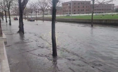 Përmbyten rrugët e Durrësit, vështirësohet qarkullimi për këmbësorët dhe automjetet