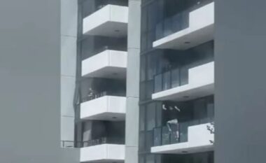 Tentoi t’i ikte policisë, i riu bie nga kati i pestë (VIDEO)