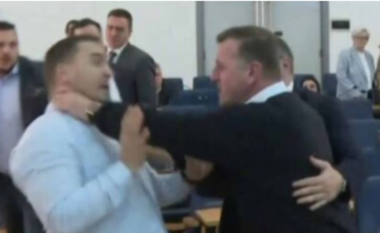 Plas sherri në Kuvendin e Bosnje dhe Hercegovinës, deputetët përplasen fizikisht (VIDEO)