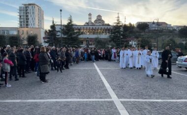 Katolikët kremtojnë të Premten e Madhe, dhjetëra besimtarë i bashkohen ritualit