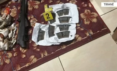 Armë zjarri dhe municion luftarak në banesë/ Bien në pranga babë e bir, 21-vjeçarit iu gjet thikë gjatë kontrollit