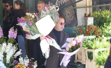 Gratë dhe burrat me lule në duar, ja si i gjen “8 Marsi” rrugët e Tiranës