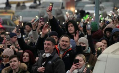 Funerali i Navalny: Mijëra njerëz mblidhen në Moskë në një protestë anti-Putin, dhjetëra arrestime në të gjithë Rusinë