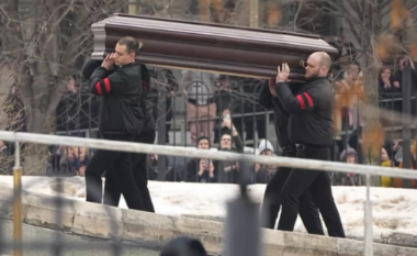 Dalin pamjet nga funerali i Navalny, policia patrullon me armë rreth kishës (VIDEO)