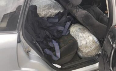 Kapen 100 kg drogë në Igumenicë, dy persona në pranga, njëri prej tyre shqiptar