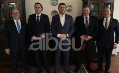 Del fotografia nga takimi i Escobar me liderët e opozitës kosovare në rezidencën e ambasadorit amerikan