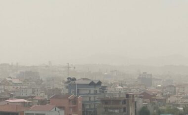 Ҫfarë po ndodh? Pluhuri mbytës mbulon Shqipërinë