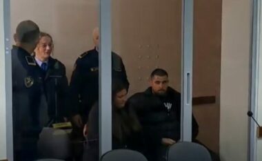 Të heshtur pas kafazit prej xhami, pastruesja Rozeta Dobi dhe djali i saj në gjykatë