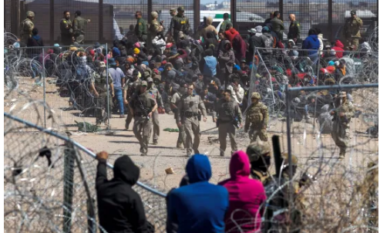 Turma e emigrantëve mësyn telat më gjemba, rrëzojnë rojet në kufirin Meksikë-SHBA (VIDEO)