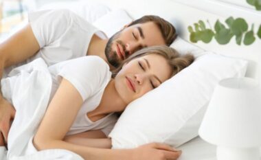 Studimi: 4 nga 5 persona “e urrejnë” të ndajnë shtratin me partnerin natën