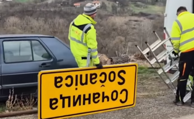 VIDEO / Hiqen shenjat serbe, vendosen tabelat e vendbanimeve në Veri