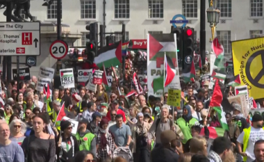 FOTO/ Protestues pro-Palestinës në Londër para Parlamentit, kërkojnë armëpushim në Gaza