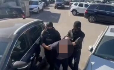 VIDEO/ Dy komisarë dhe dy inspektorë, momenti kur arrestohen anëtarët e grupit që trafikonte emigrantë! Një kontratë 5000 euro