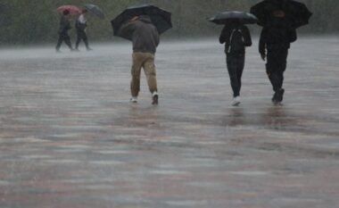 Mos harroni të merrni çadrën! Reshje shiu në gjithë vendin, në zonat malore priten reshje dëbore