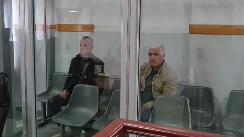 Të qetë prapa kafazit të xhamit, gjyshi i 3-vjeçarit të zhdukur dhe kunati i tij dalin para Gjykatës së Durrësit