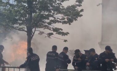 VIDEO/  Përshkallëzohet situata, hidhet molotov përpara bashkisë së Tiranës