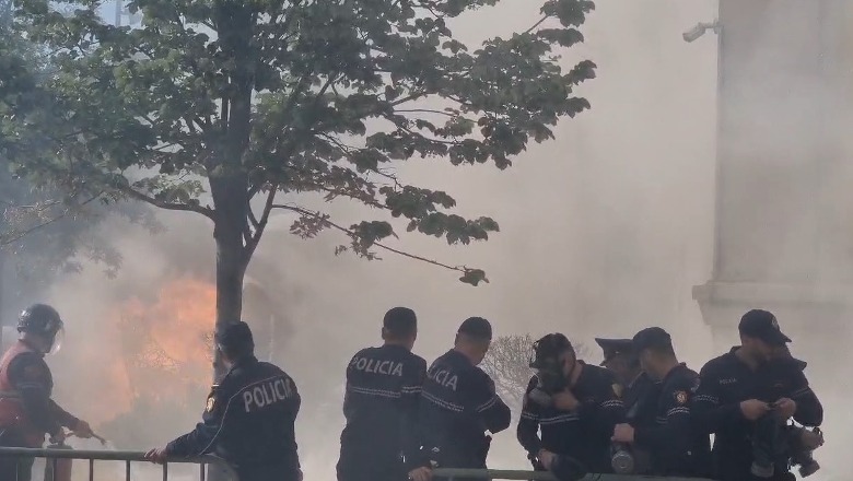 VIDEO/  Përshkallëzohet situata, hidhet molotov përpara bashkisë së Tiranës