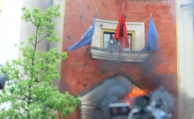 Tensionet para bashkisë, reagon ambasada e SHBA dhe delegacioni i BE: Dënojmë aktet e dhunës gjatë protestës