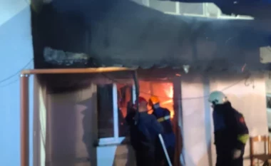 FOTO/ Digjet një dyqan në lagjen ’11 janari’ në Gjirokastër, zjarri rrezikoi gjithë pallatin