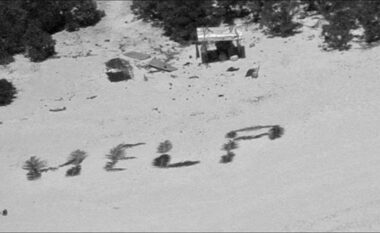 Tre marinarë të humbur në një ishull të Paqësorit shpëtuan veten duke shkruar “ndihmë” në rërë