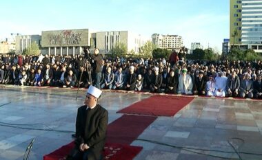 Falja e Namazit të Fitër Bajramit, mijëra besimtarë mbushin sheshin “Skënderbej”