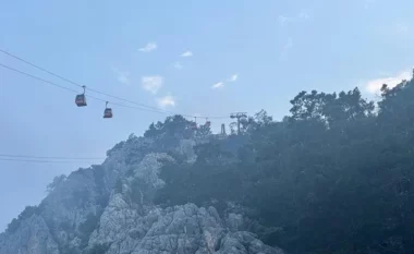 Aksidenti me teleferikun në malet e Antalias në Turqi, shpëtohen 174 turistët e bllokuar