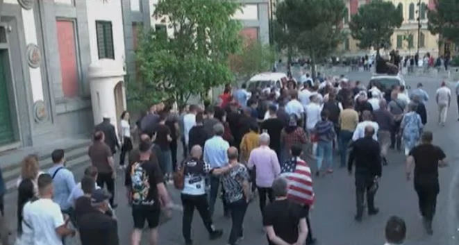 Pas tre orësh, opozita mbyll protestën para bashkisë së Tiranës,  ja kur do të zhvillohet tubimi i radhës